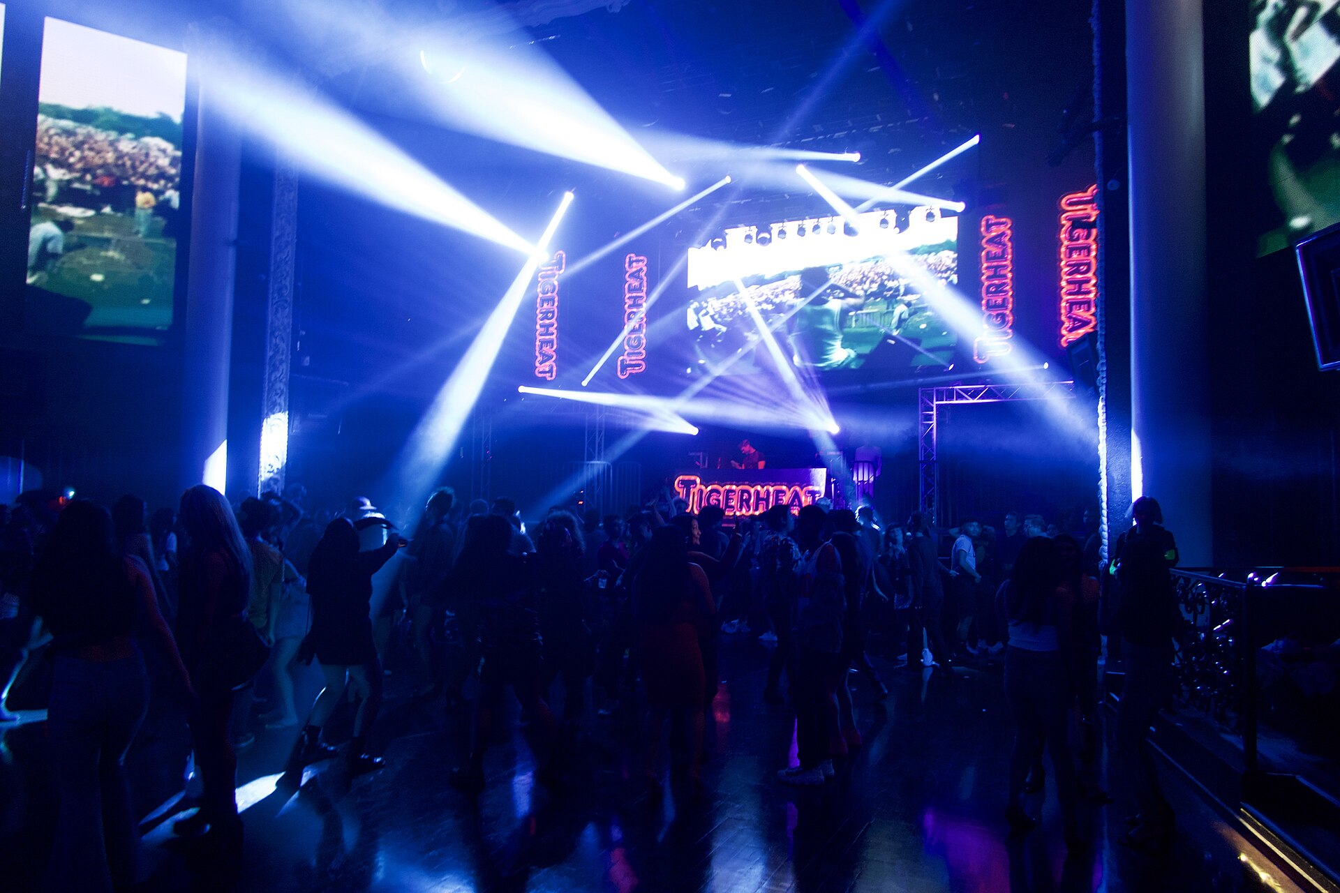 live music club crowd